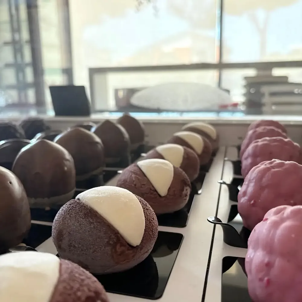 Gelato a forma di lampone e cioccolato in vetrina