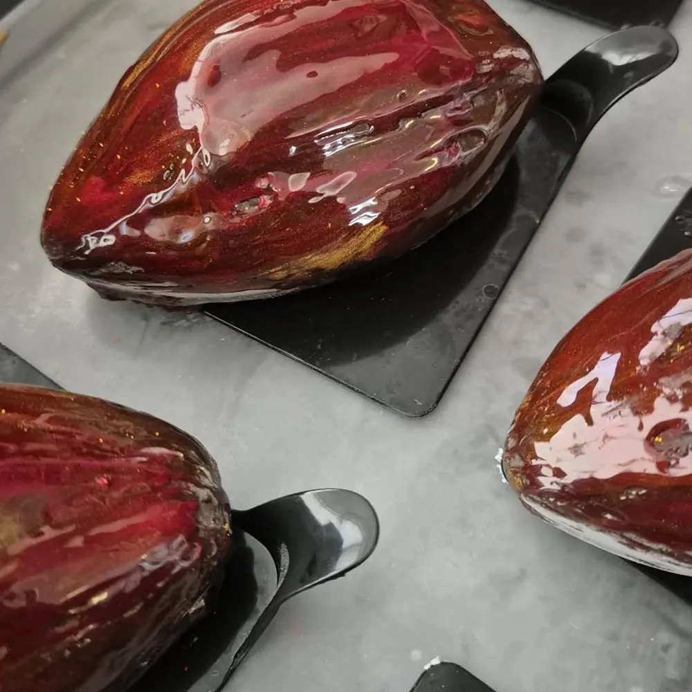 Dessert a forma di cabosside di cacao con glassa a specchio